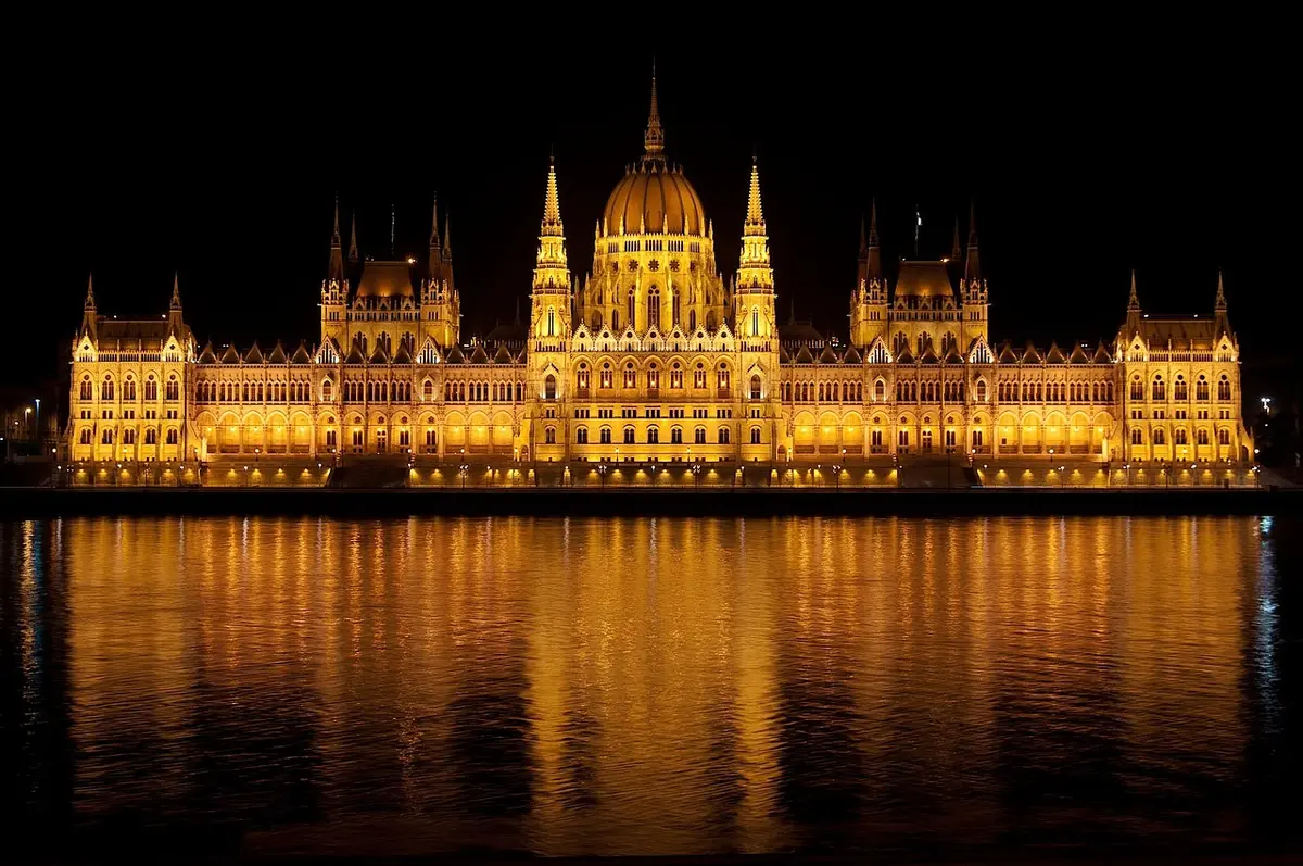 Façade du Parlement européen à Strasbourg sous un ciel ensoleillé