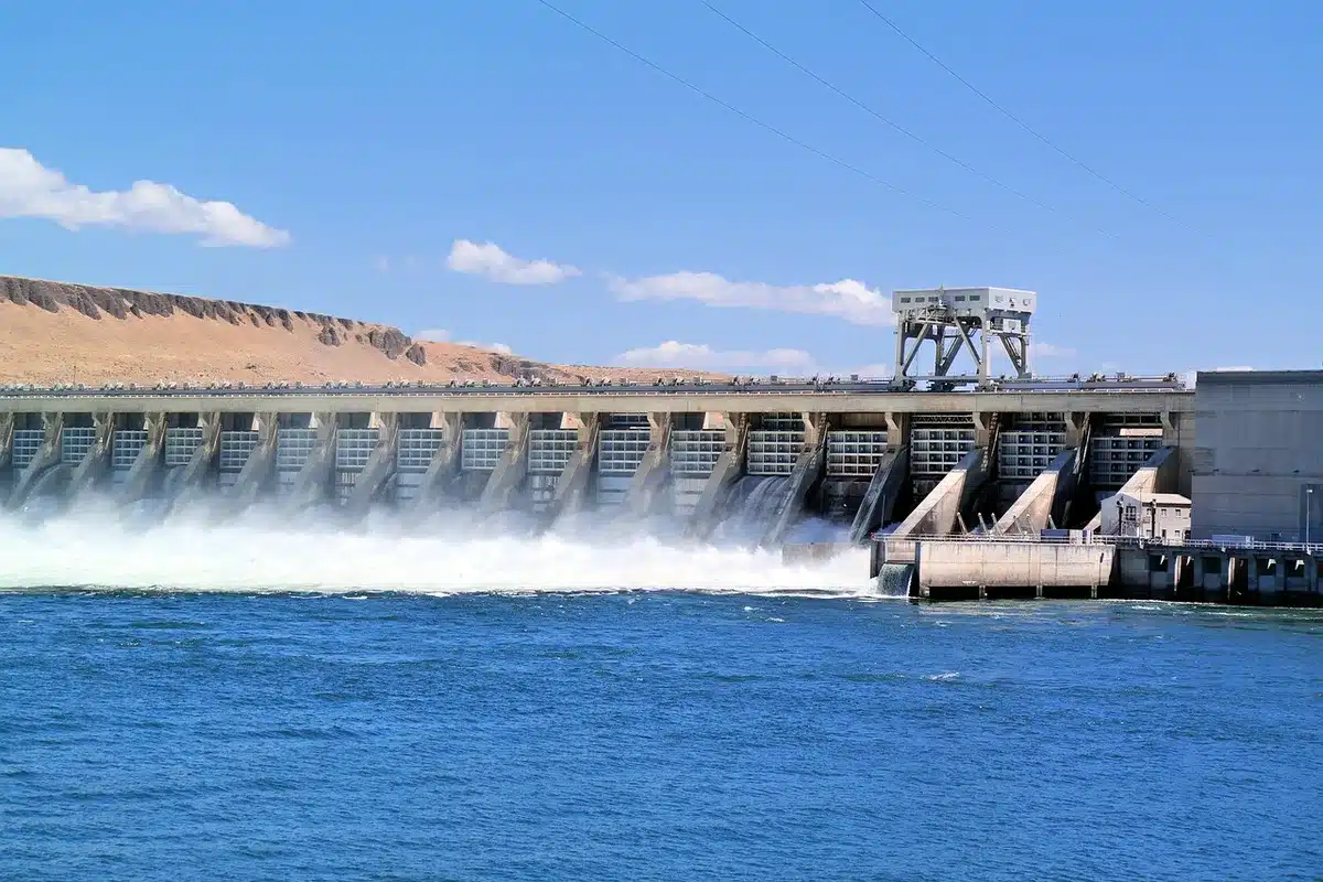 Infrastructures de gestion de l'eau et réservoir en pleine journée