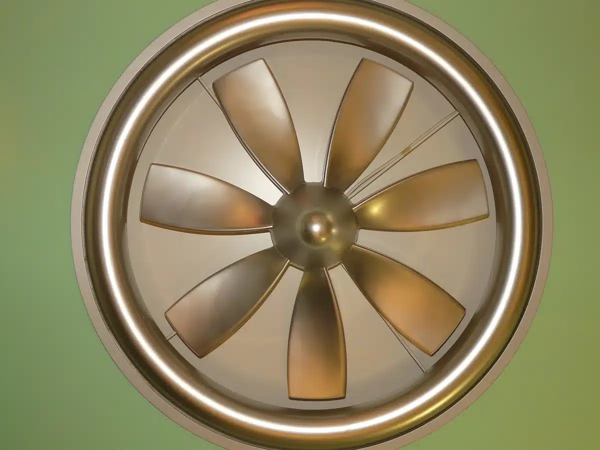 Brasseur d'air installé au plafond d'une salle de classe