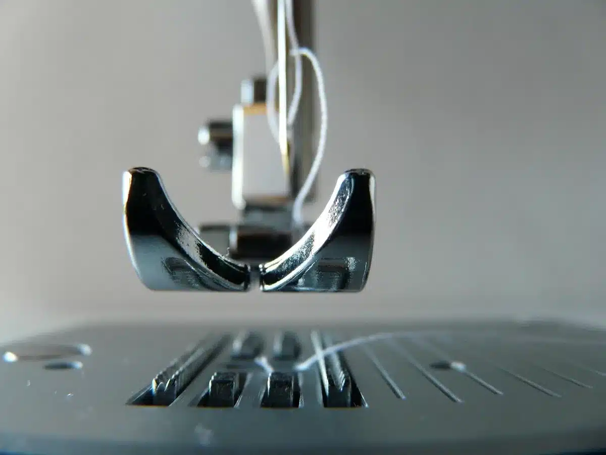 Mains d'artisan travaillant une pièce de couture de luxe