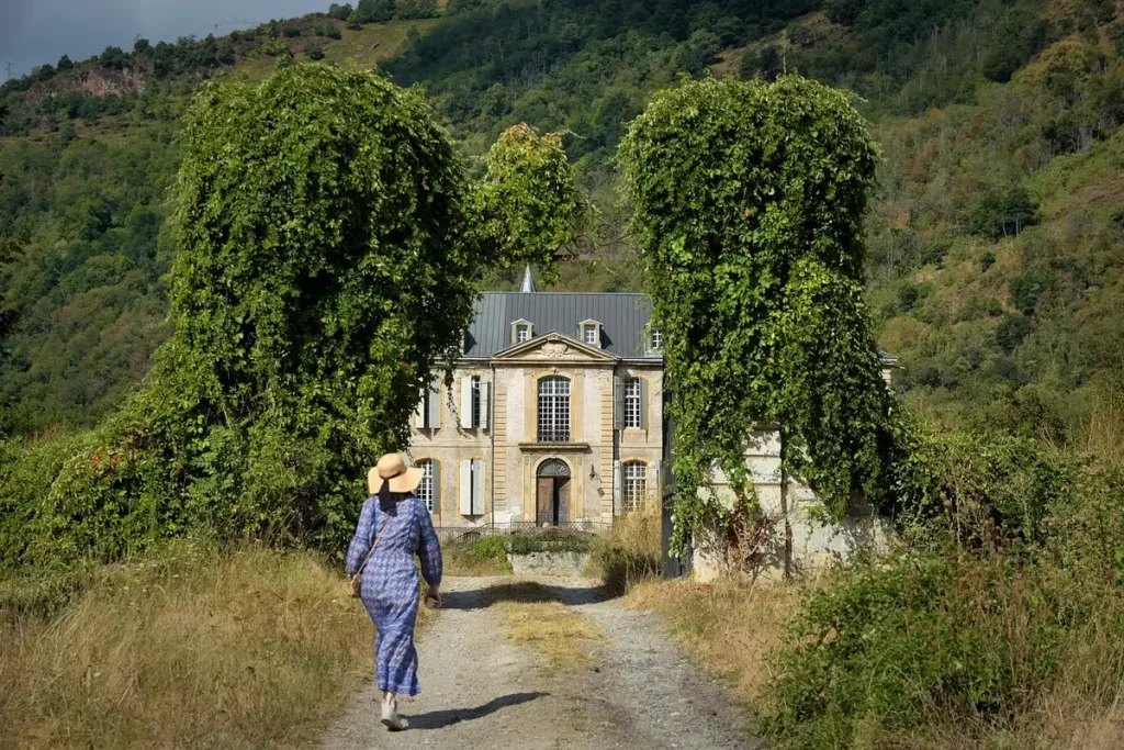 Façade d'un bâtiment patrimonial en restauration avec échafaudages et outils de chantier