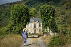Cent sites prioritaires en 2026: le loto du patrimoine débloque des fonds pour leur restauration Façade d'un bâtiment patrimonial en restauration avec échafaudages et outils de chantier