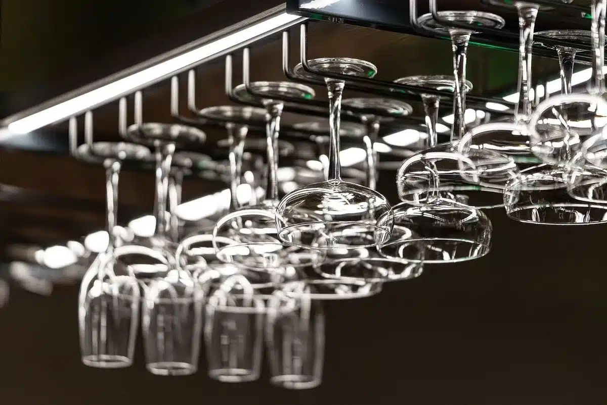 Ustensiles de cuisine essentiels organisés sur un plan de travail
