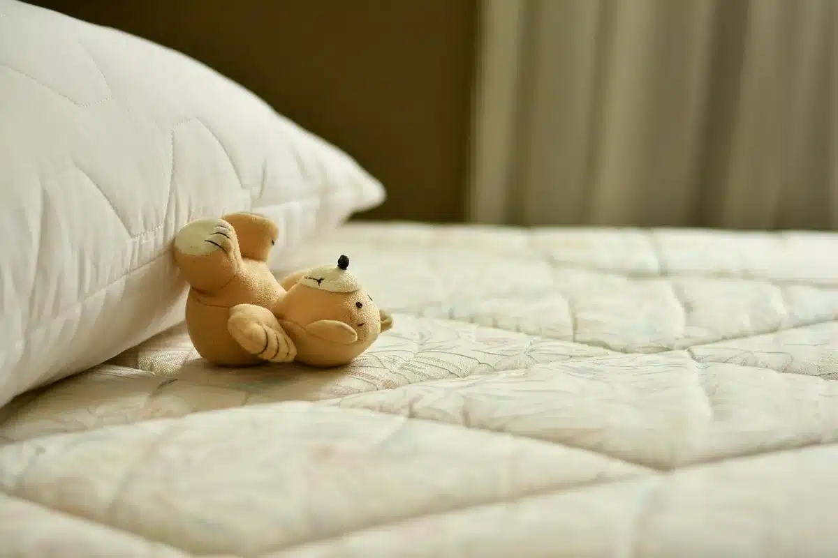 Matelas de qualité dans une chambre bien aménagée pour un sommeil réparateur