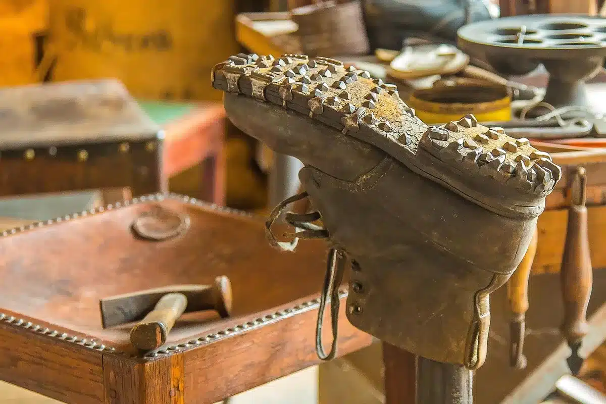 Matériel et outils de réparation de chaussures chez un cordonnier professionnel