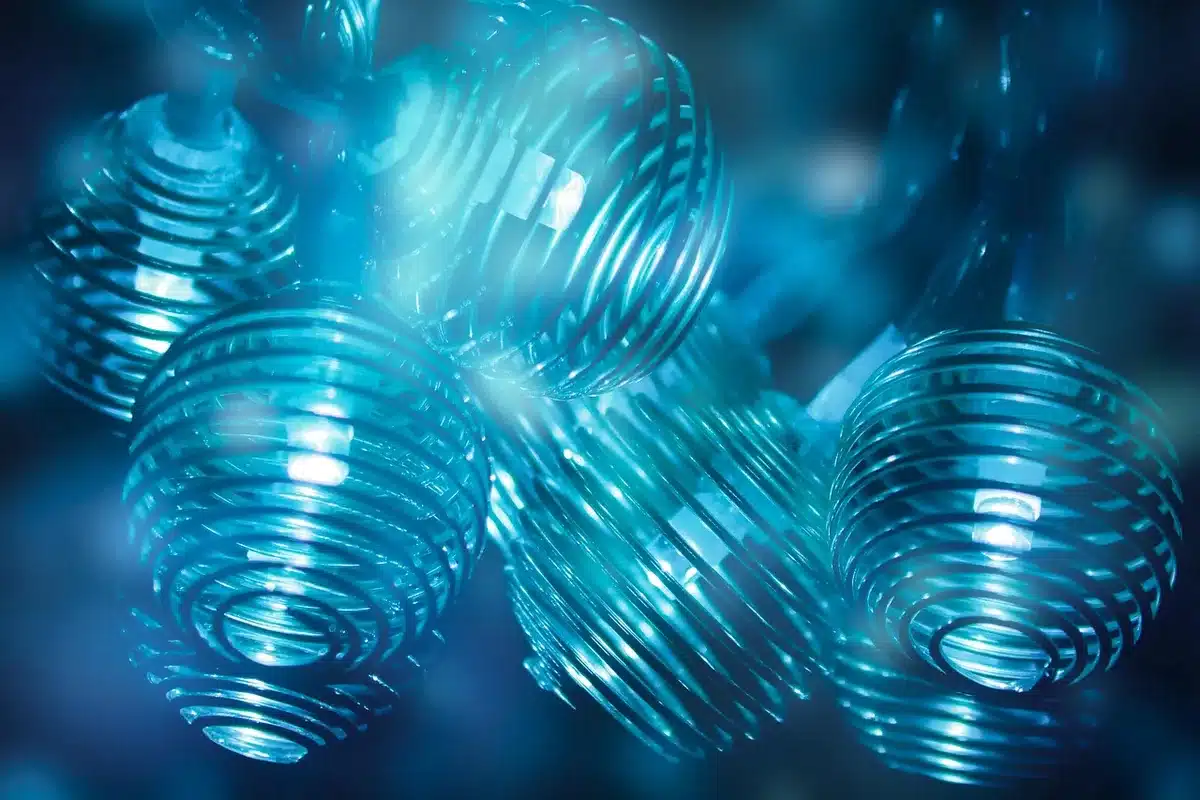 Bandes LED sous meubles hauts éclairant un plan de travail