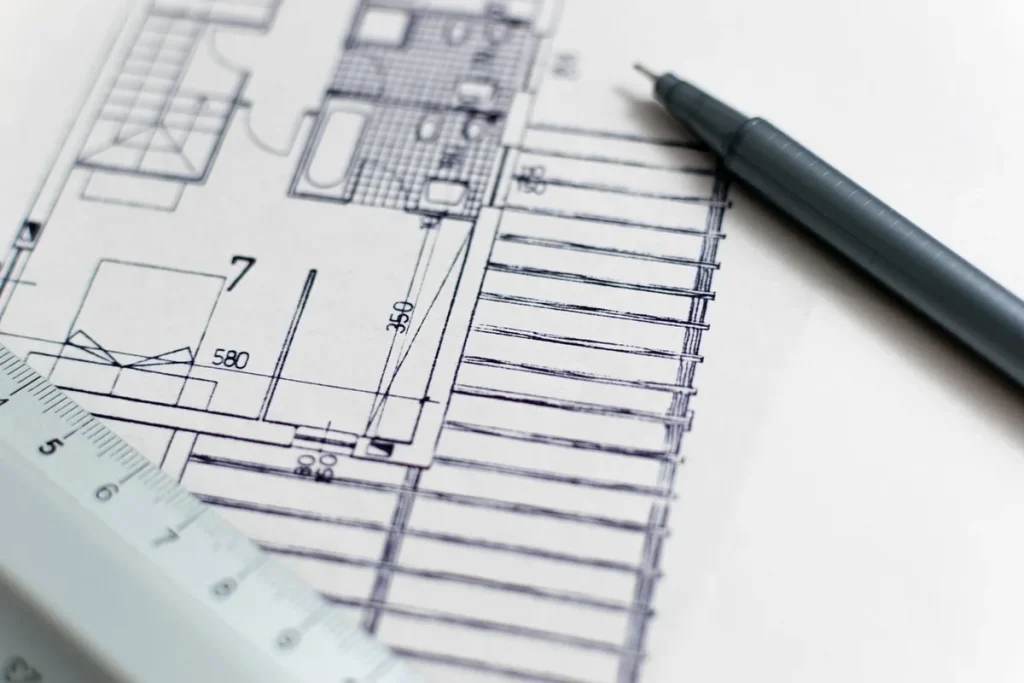 Matériaux de rénovation cuisine : échantillons, poignées et nuanciers sur plan de travail
