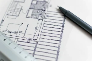 Matériaux de rénovation cuisine : échantillons, poignées et nuanciers sur plan de travail