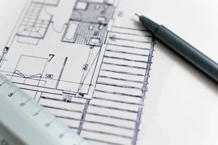 Matériaux de rénovation cuisine : échantillons, poignées et nuanciers sur plan de travail