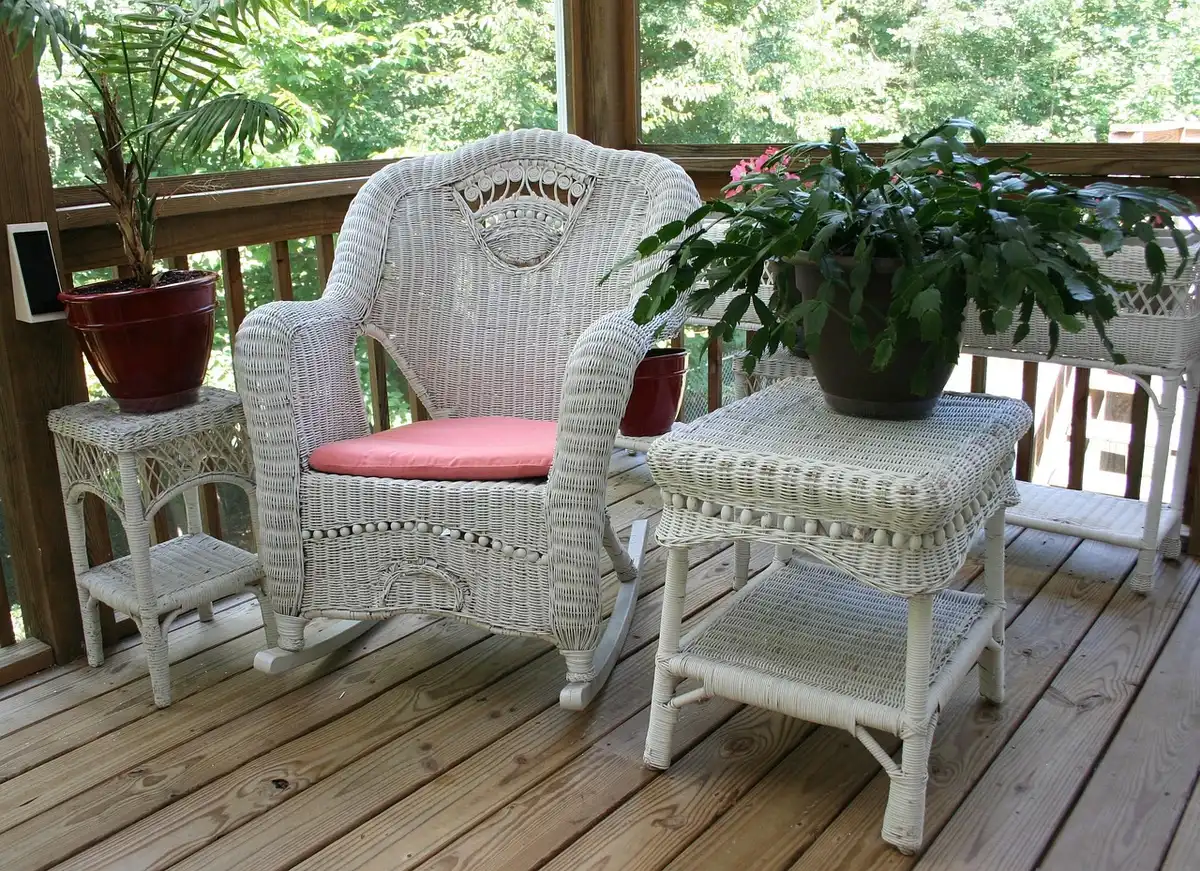 Atelier lumineux montrant la restauration d'un fauteuil ancien retapé