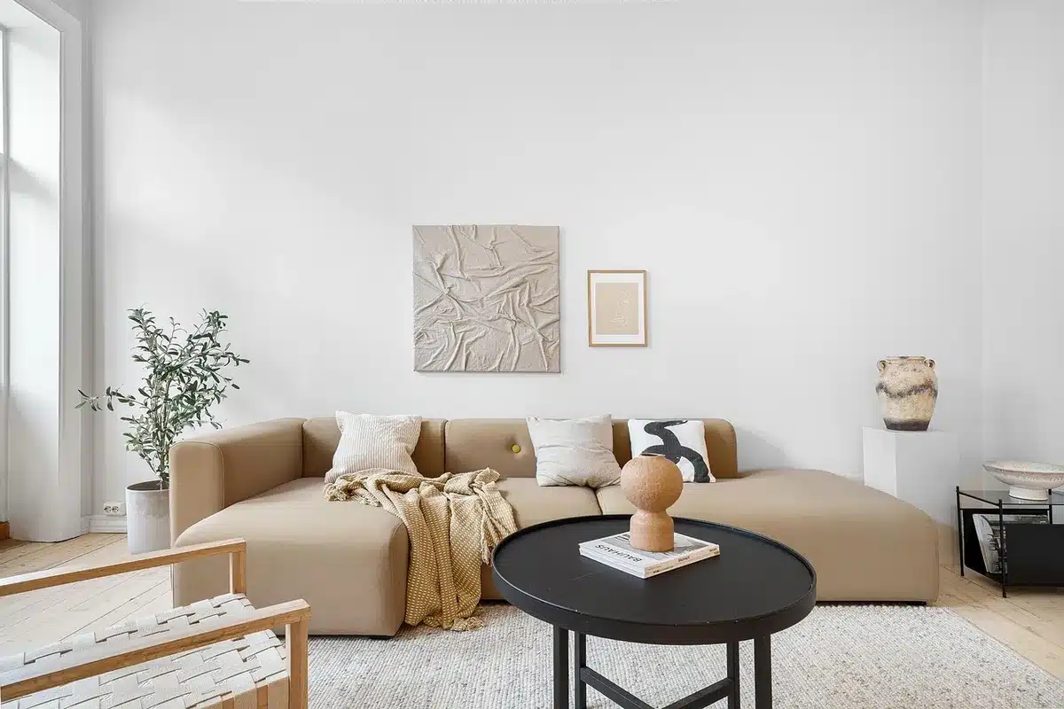 Nuanciers et échantillons de peinture sur une table dans un salon lumineux