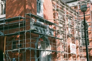 Artisan et propriétaire examinant un devis et des plans de rénovation à une table