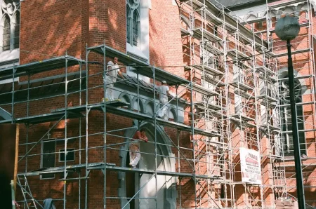 Artisan et propriétaire examinant un devis et des plans de rénovation à une table