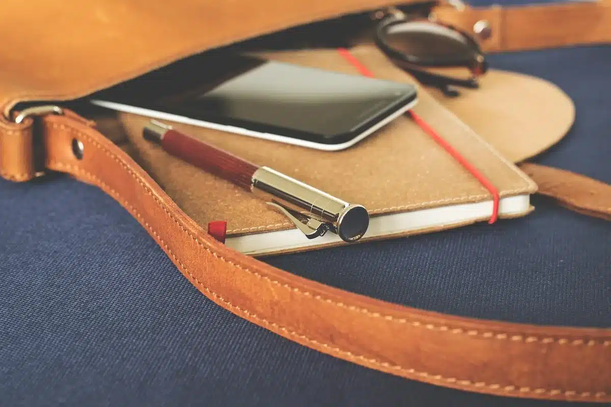 Main tenant un smartphone montrant une vidéo familiale