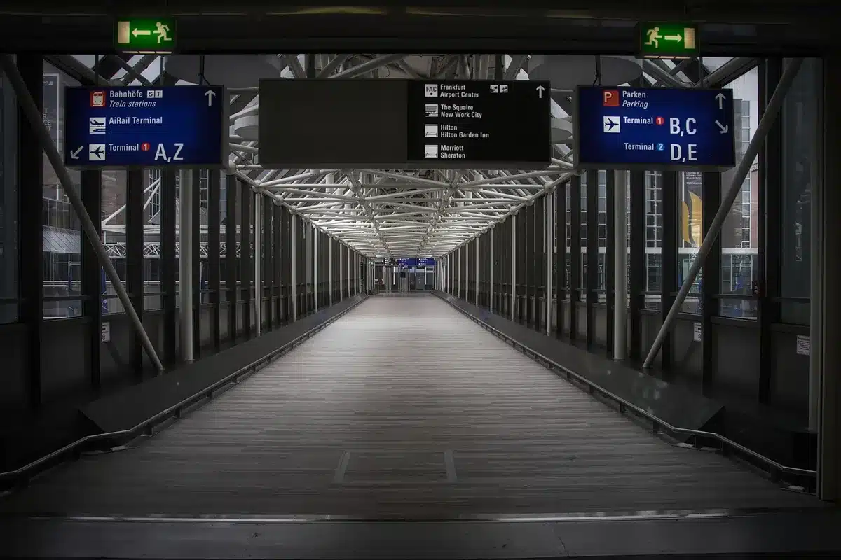 Panneaux de signalétique et d'orientation dans un terminal d'aéroport contemporain