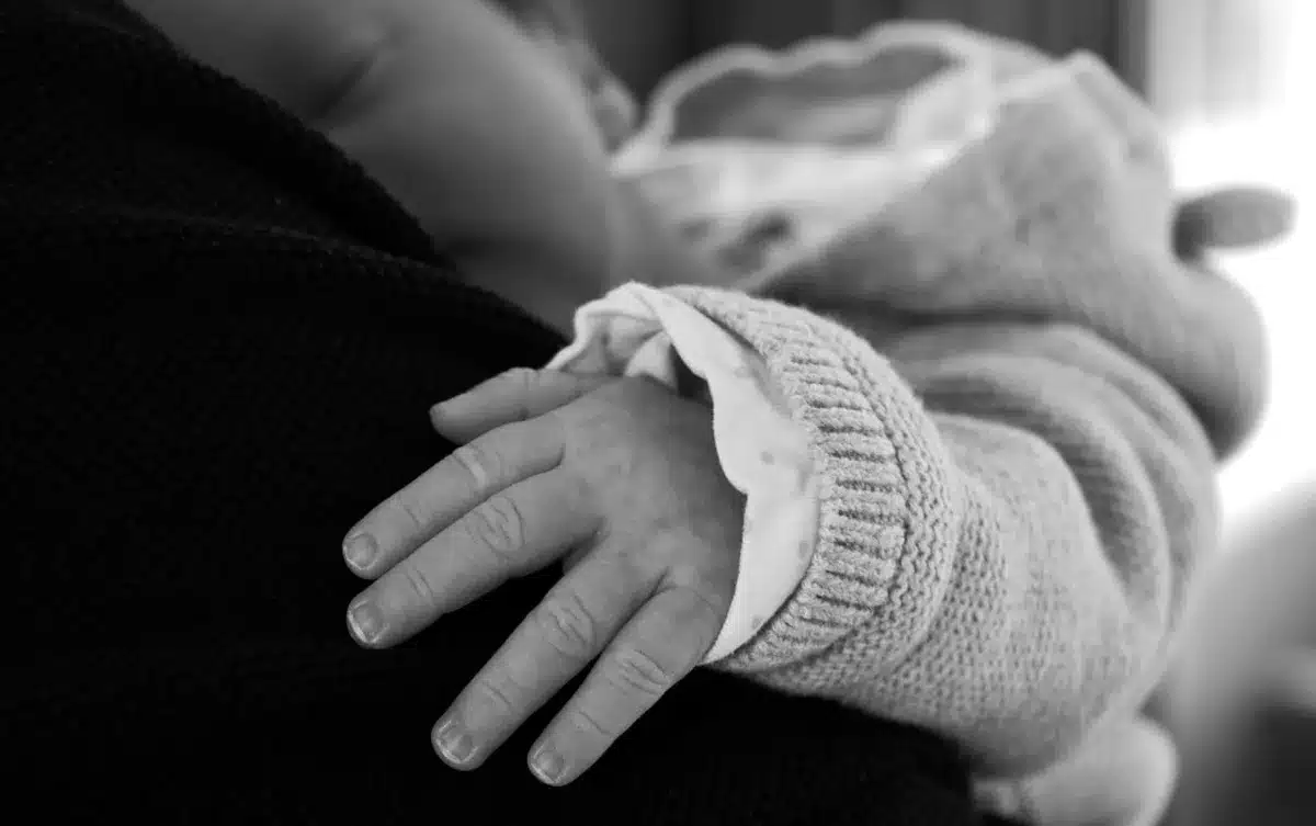 Chambre d'hôpital en journée avec lumière et photos de famille sur une table