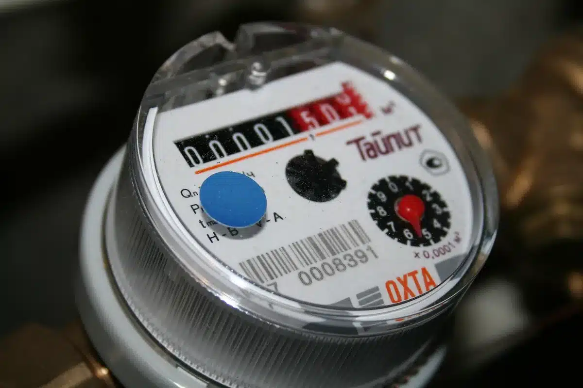 Compteur d'eau connecté installé sur un mur, affichage numérique