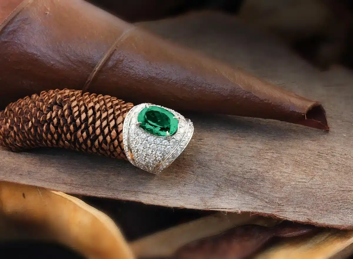 Gros plan sur une bague en or sertie de diamants présentée sur tissu blanc