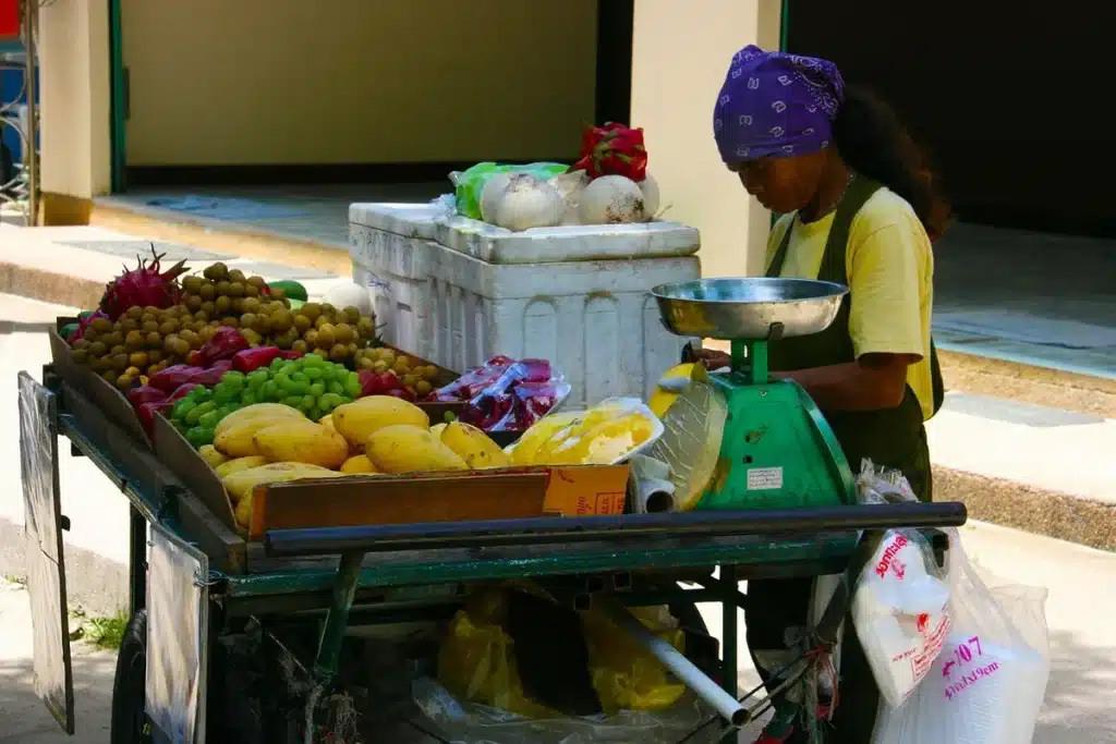 Fruits et légumes moches: retour massif en magasin, prix cassés et moins de gaspillage Fruits et légumes aux formes irrégulières exposés sur un étal de marché