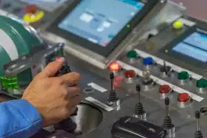 Table de rédaction en plein jour avec rapports sur le climat et mains pointant un paragraphe