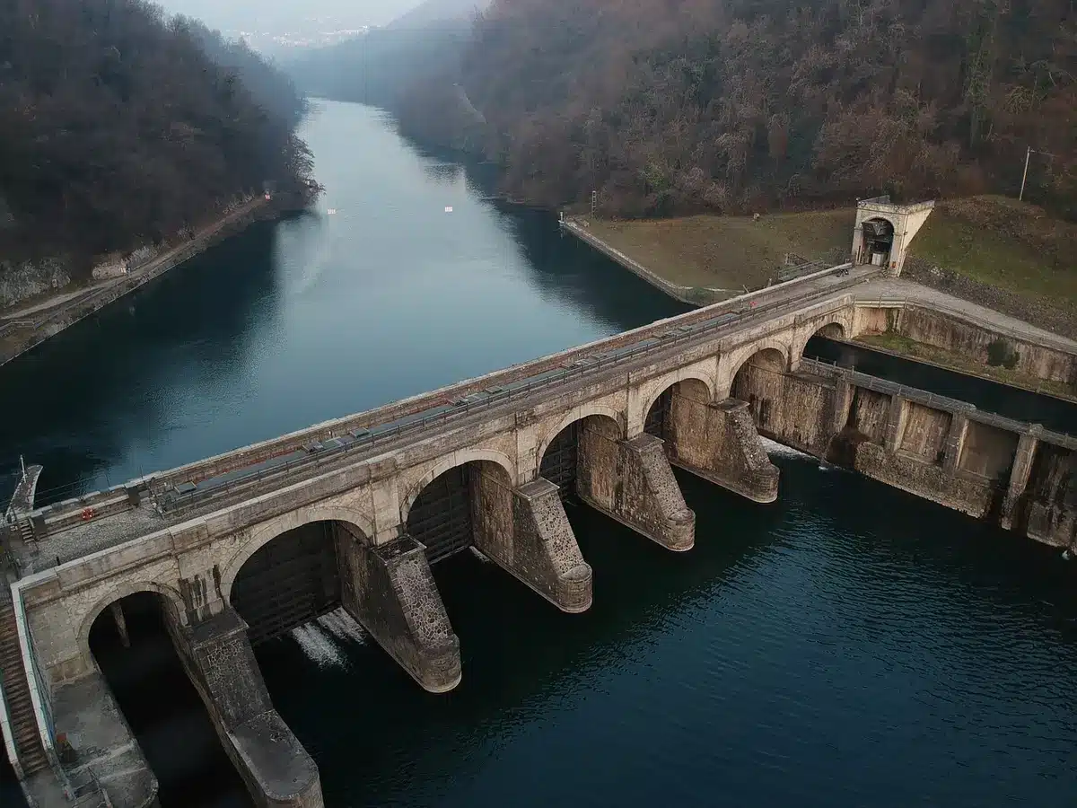 Rivière de montagne à débit réduit près d'un petit barrage