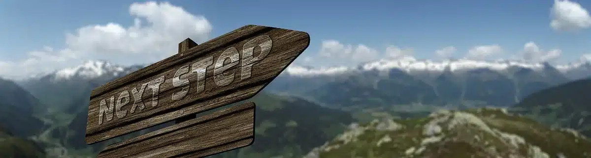 Bloc de granit posé et ajusté manuellement sur des cales