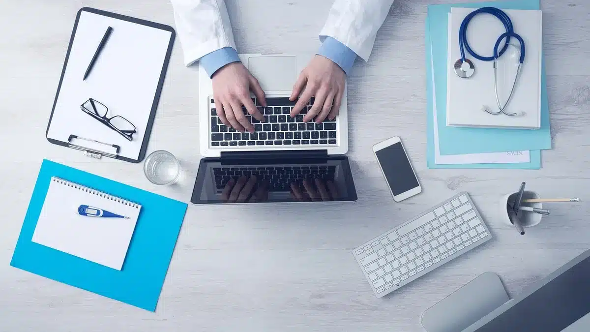 Dossier médical et documents administratifs de sécurité sociale sur un bureau