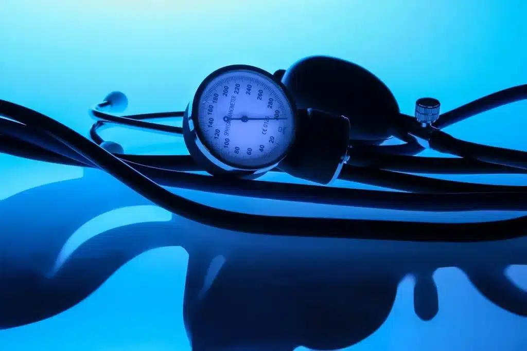 Hôtesse de l'air en uniforme avec documents médicaux et stéthoscope, avion commercial en arrière-plan