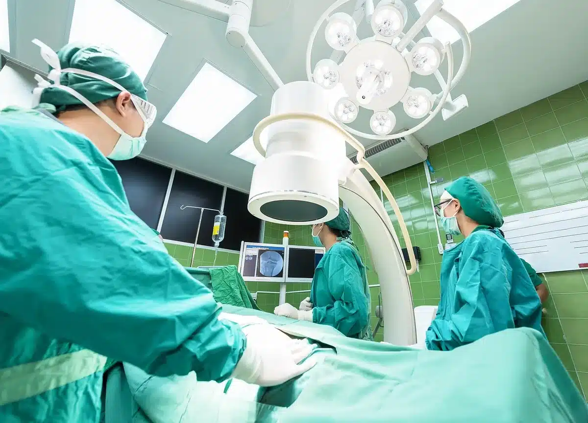 Dossiers de reclassement et silhouettes anonymes lors d'une réunion hospitalière