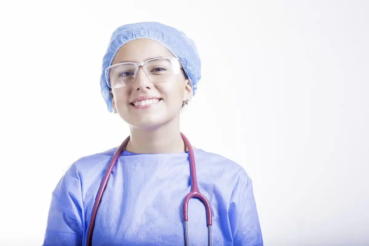 Infirmière signant un contrat avec un établissement de santé