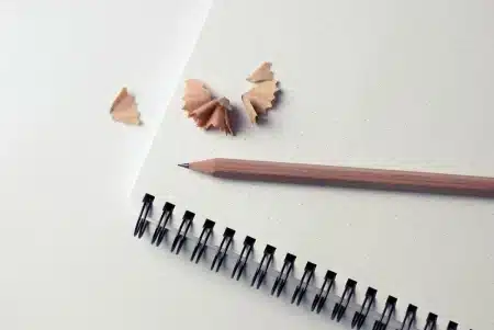 Infirmières scolaires autorisées à cumuler missions de soins : quel impact pour les élèves Bureau d'une infirmière scolaire avec matériel médical, stéthoscope et documents administratifs