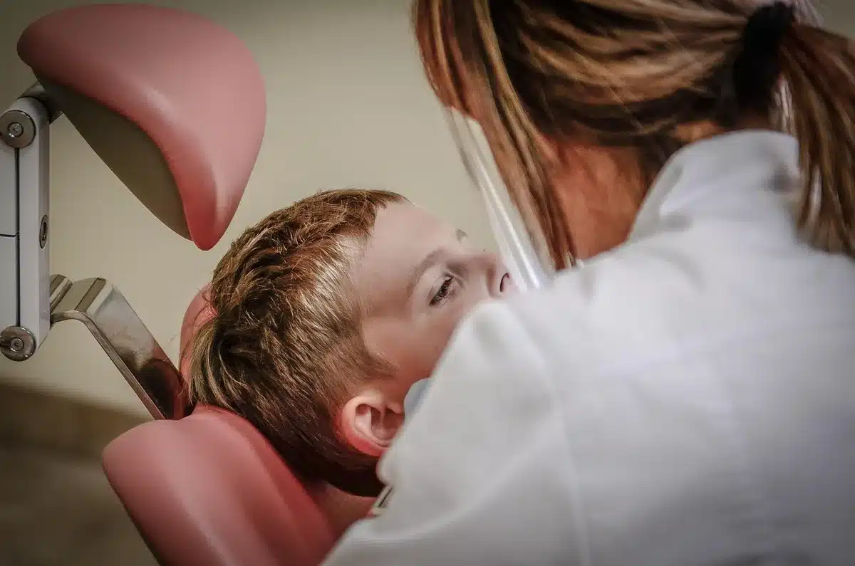 Infirmier en pratique avancée consultant un patient en zone rurale