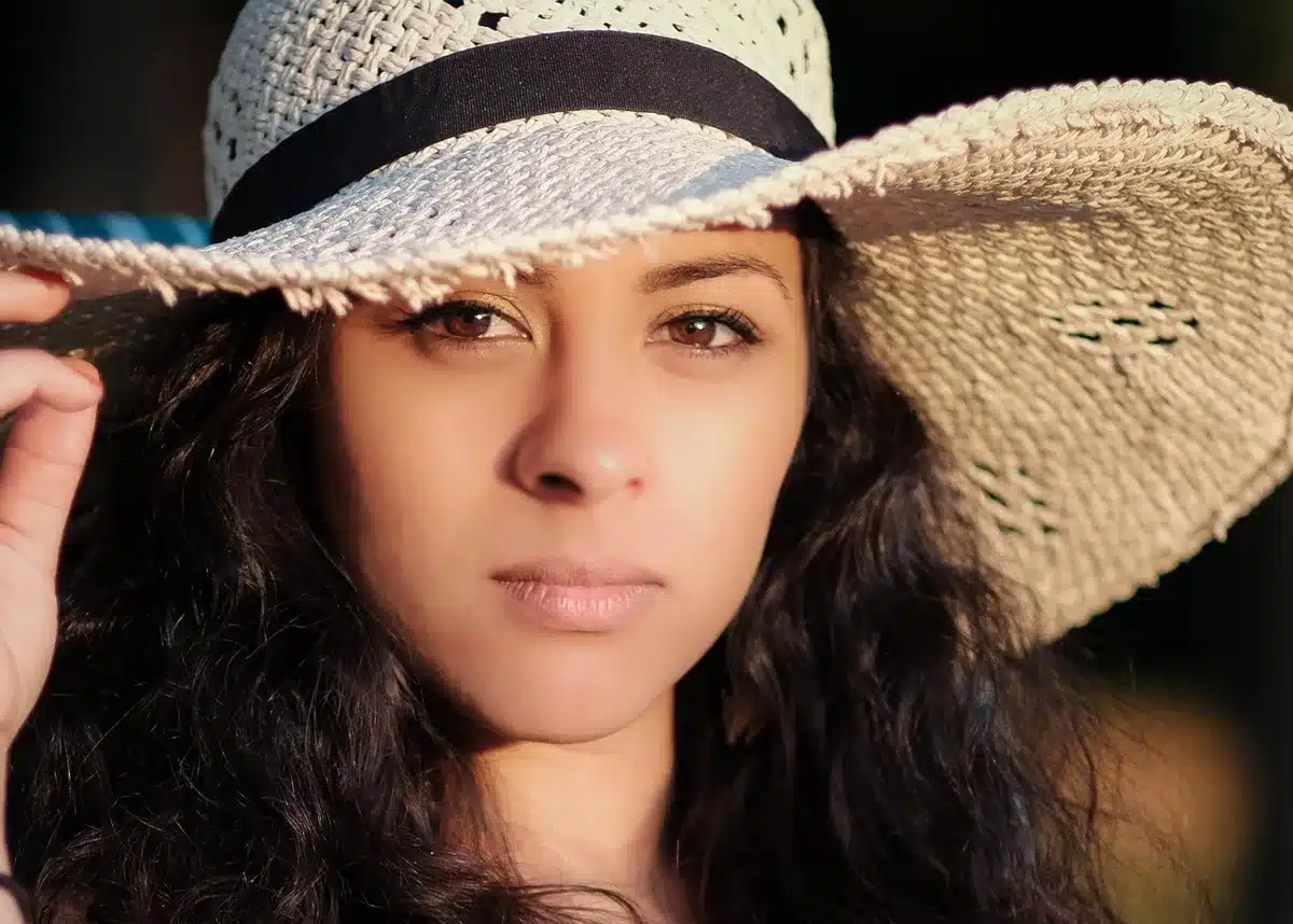 Femme portant un chapeau structuré aux bords larges qui adoucit les traits du visage