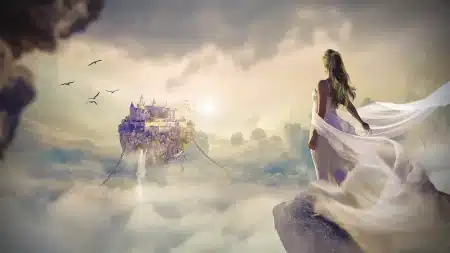 Femme portant un chapeau aux larges bords et une robe légère et fluide en tissu translucide