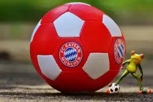 Bureau de club de football en plein jour avec tableau tactique et crampons