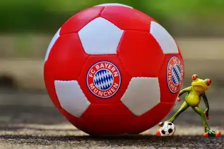 Bureau de club de football en plein jour avec tableau tactique et crampons