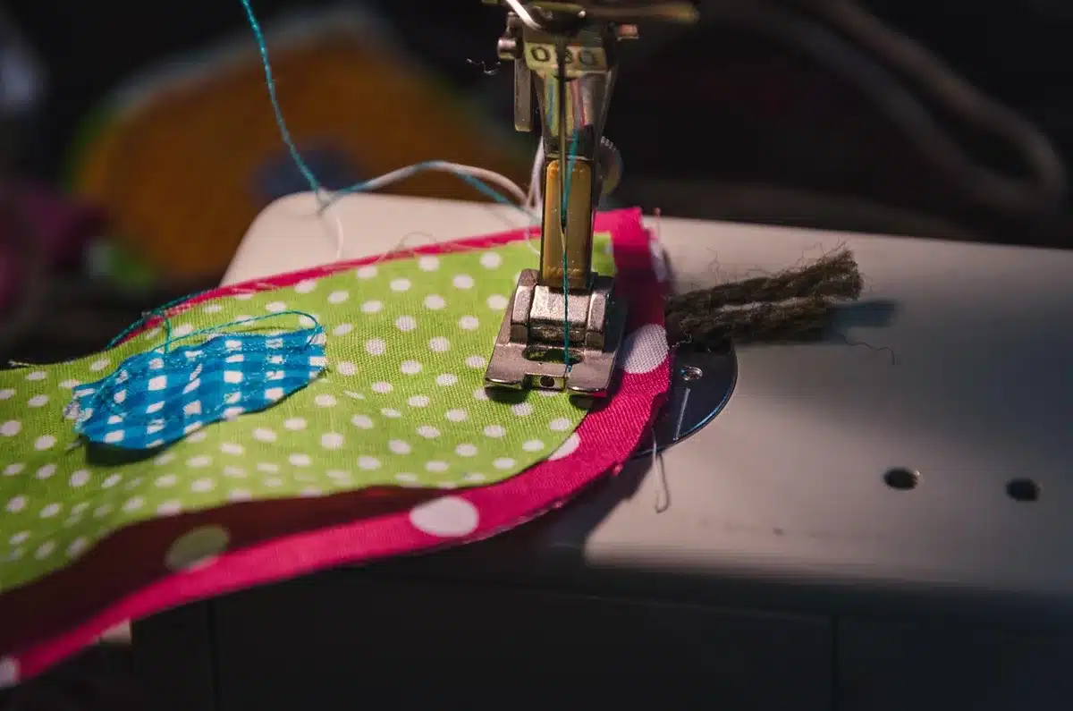 Atelier textile avec plusieurs machines à coudre en journée