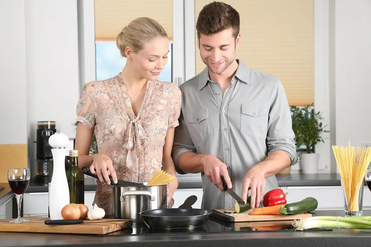 Jeunes travaillant ensemble autour d'une préparation culinaire en groupe.