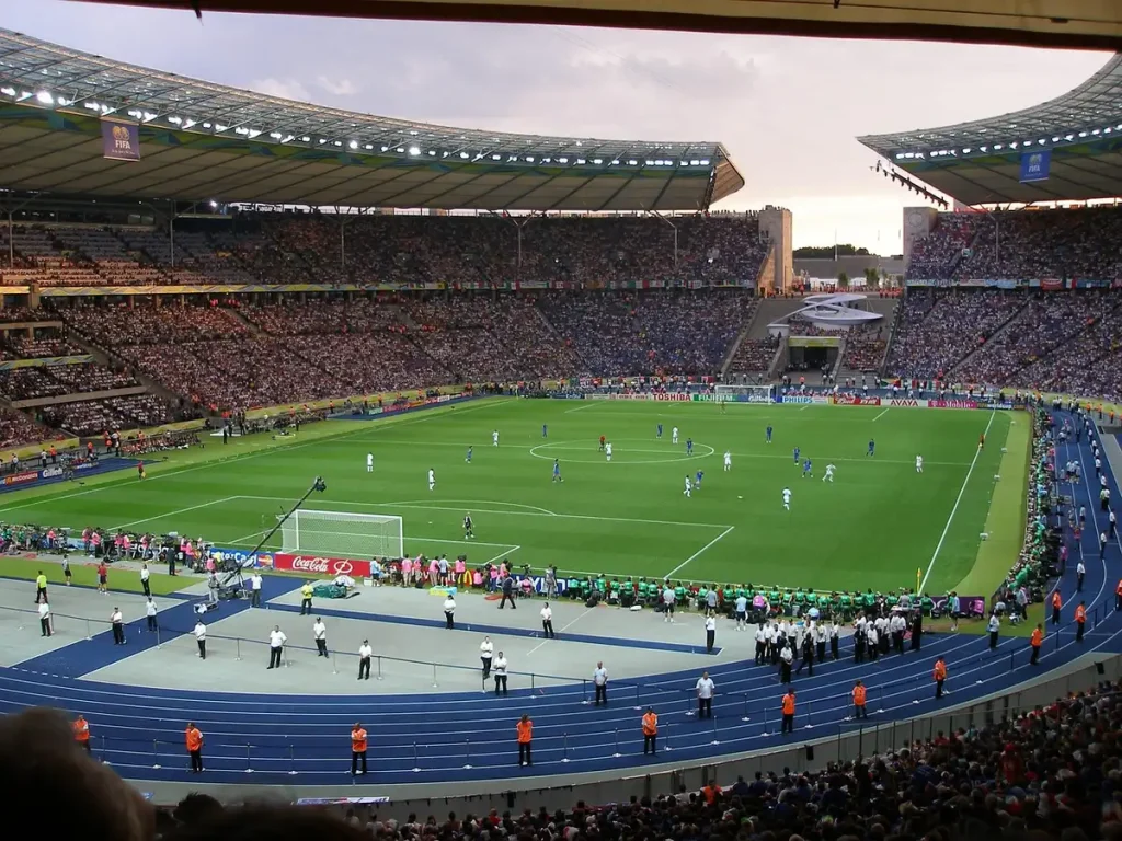Ligue 1 classement 2026-2027: leaders, chutes et enjeux du jour Tableau d'affichage de stade affichant le score et les statistiques avec spectateurs en arrière-plan