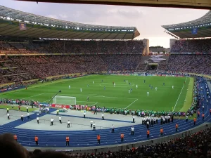 Tableau d'affichage de stade affichant le score et les statistiques avec spectateurs en arrière-plan