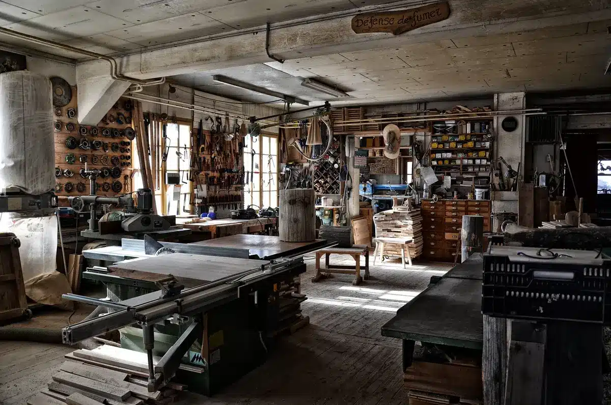 Artisans locaux travaillant dans un atelier avec des matériaux de qualité