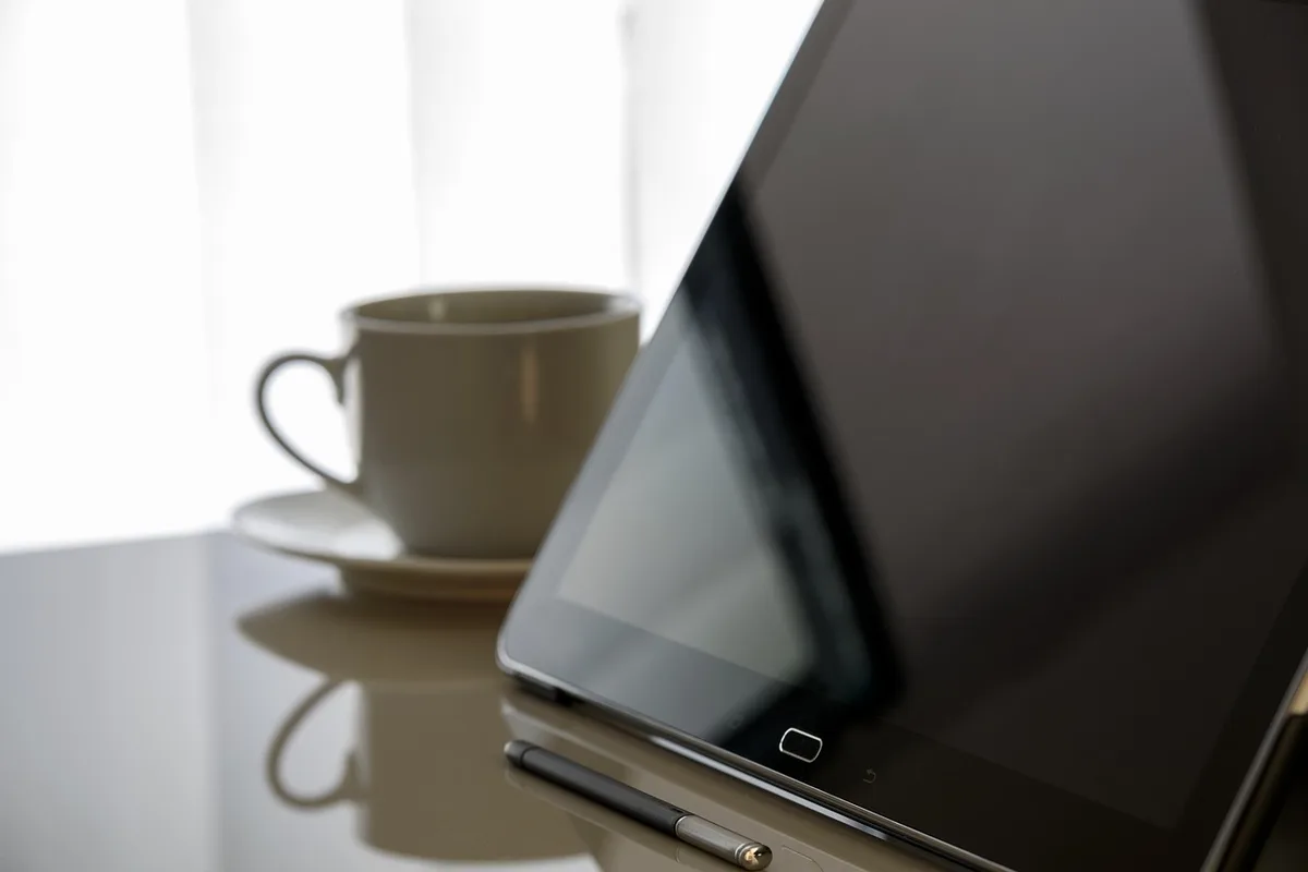 Professionnel travaillant sur une stratégie de visibilité en ligne et référencement