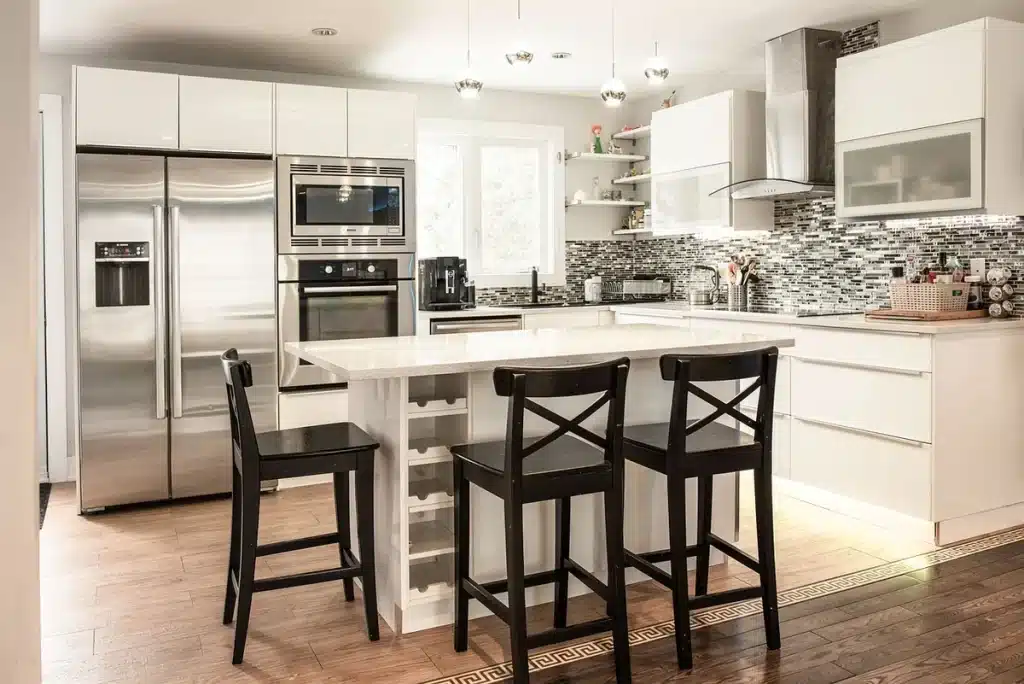 Intérieur d'une maison rénovée avec matériaux de qualité et équipements modernes