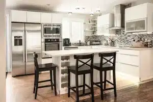 Intérieur d'une maison rénovée avec matériaux de qualité et équipements modernes