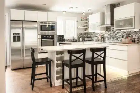 Intérieur d'une maison rénovée avec matériaux de qualité et équipements modernes