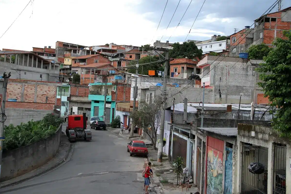 Aménagement urbain et espaces publics d'une ville avec habitants