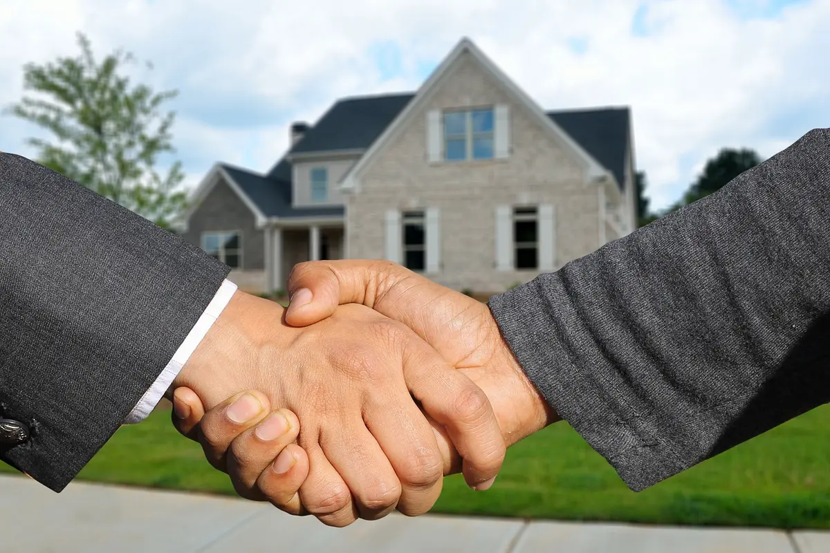 Ordinateur portable affichant annonces immobilières en ligne