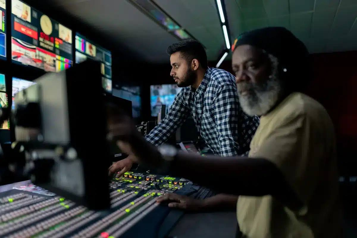Salle de contrôle d'une chaîne de télévision regardant la programmation jeunesse
