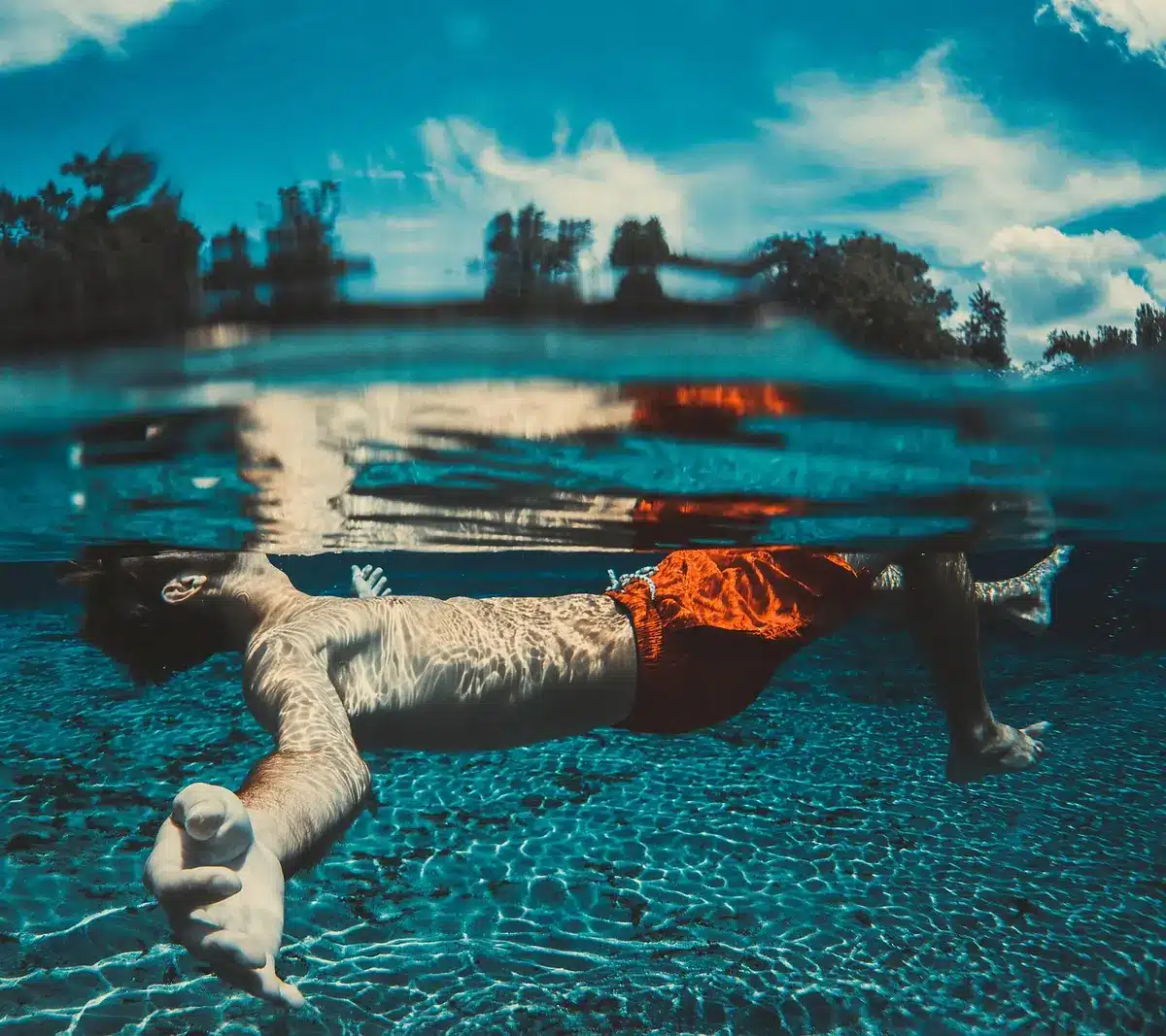 Personne pratiquant une activité aquatique dans l'eau de mer riche en minéraux.