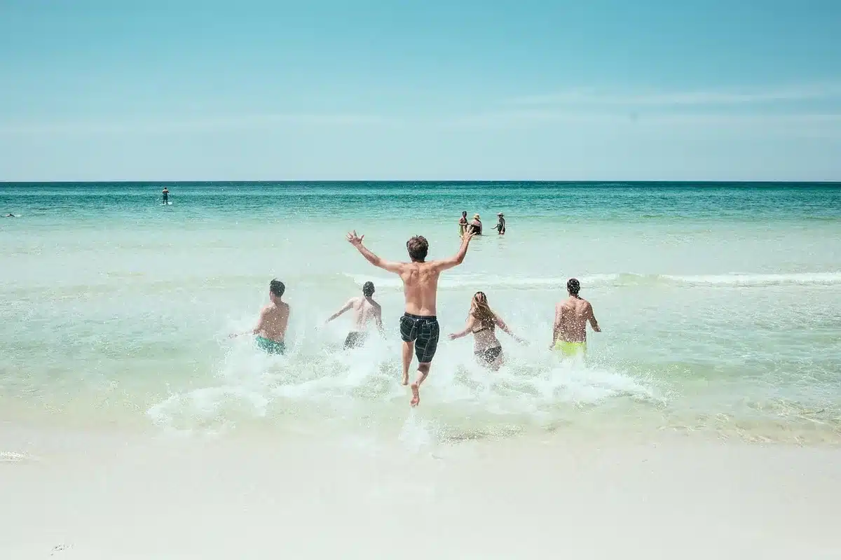 Groupe de personnes pratiquant une activité collective au bord de la mer.